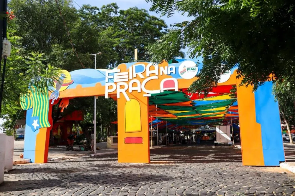 Feira na Praça recebe show de Flávio Moura com o projeto Estação 90 neste domingo (12).
