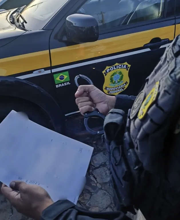 PRF prende passageiro com mandado por homicídio durante fiscalização em ônibus no Piauí.