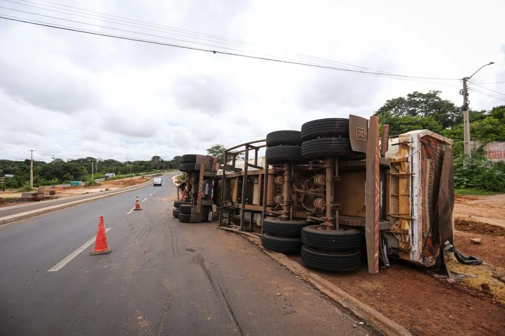 Em Teresina, Carreta carregada de soja tomba em trecho da BR-343.