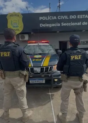 PRF prende homem com dois mandados em aberto após tentativa de fuga no Piauí.