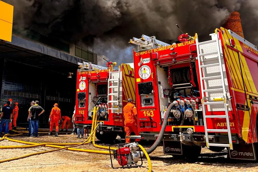 Ex-funcionário de loja de pneus é preso após confessar ter provocado incêndio em galpão.