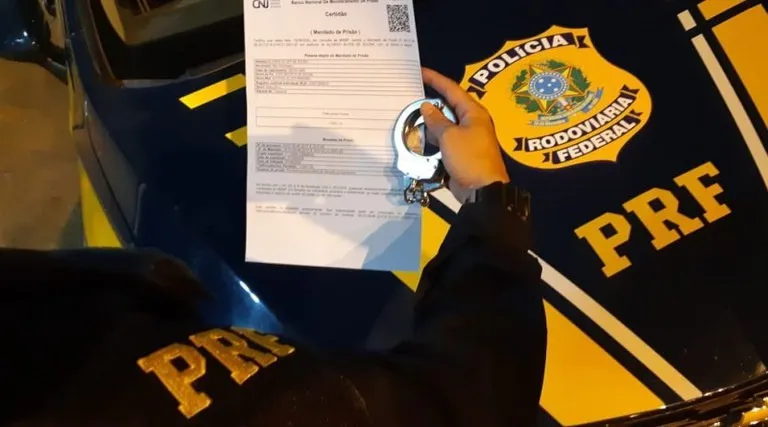 Em Teresina, PRF prende foragido da Justiça durante abordagem na região da Tabuleta.