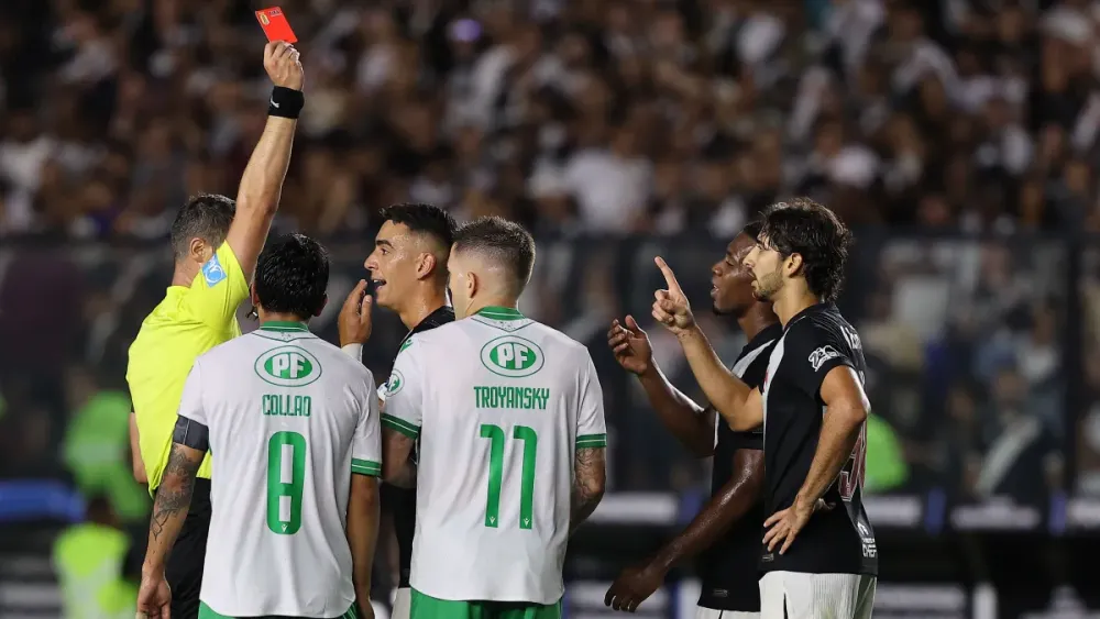 Árbitro prejudica o Vasco, expulsa dois jogadores e o time sede a virada na Copa Sul-Americana.