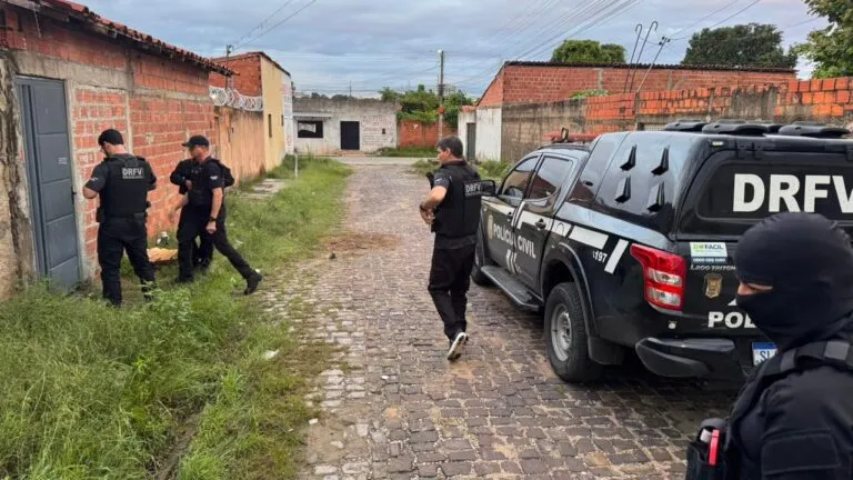 Polícia cumpre mandados de internação contra menores suspeitos de roubo na zona Leste de Teresina.