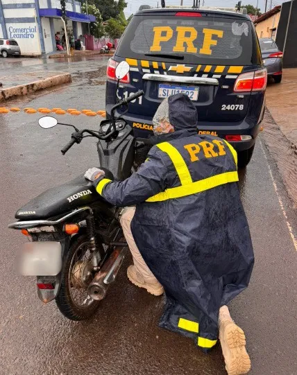Em Barras, PRF recupera carro roubado e duas motocicletas adulteradas durante fiscalizações.