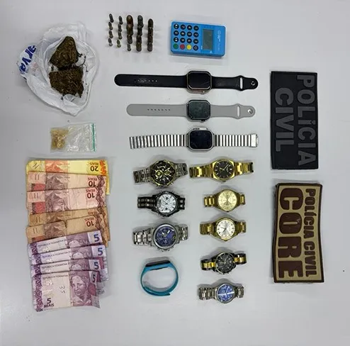 Em Teresina, Suspeito de roubo de joias é preso com drogas, munições e relógios.