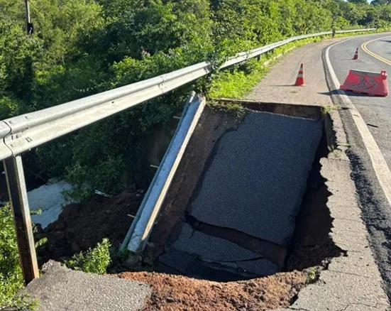 Na BR-343 cratera causa interdição total entre Buriti dos Lopes e Parnaíba.