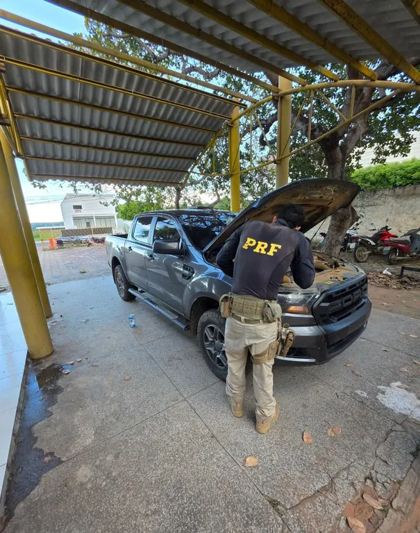 Em Bom Jesus, PRF recupera caminhonete com registro de roubo durante fiscalização.