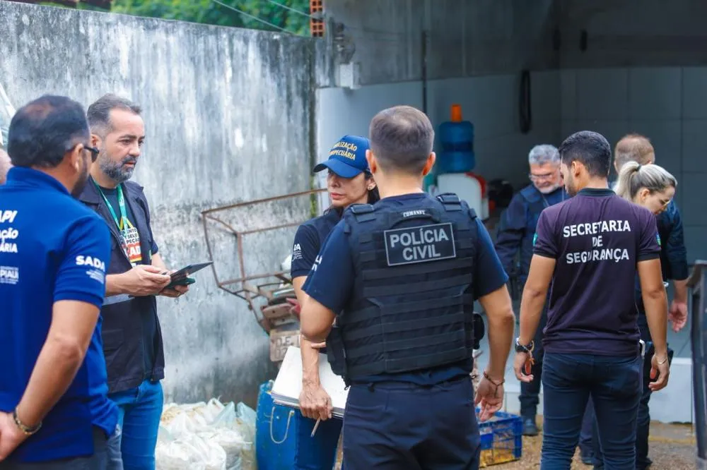 Polícia Civil e Adapi interdita abatedouro clandestino especializado na venda de frango e galinhas rodilan, localizado em Teresina.
