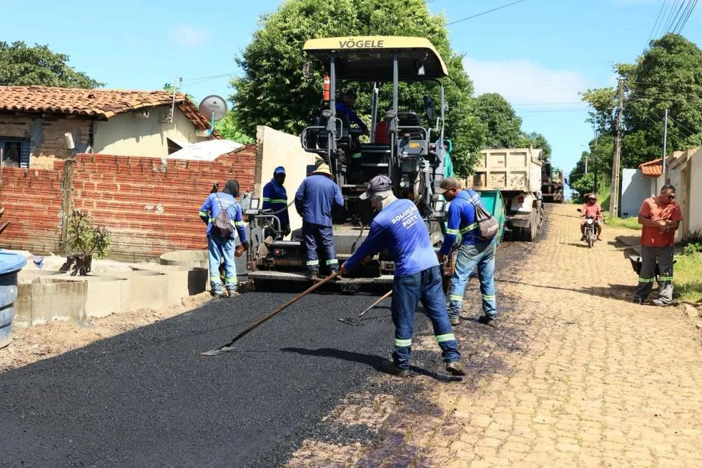 Governo do Estado executa obras de pavimentação asfáltica em Piripiri e Capitão de Campos.