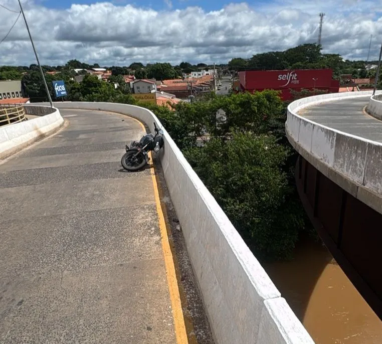 Policiais e bombeiros fazem buscas ao motociclista que desapareceu após cair de ponte entre Teresina e Timon (MA).
