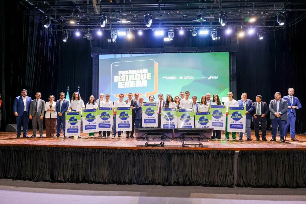 Estudantes da rede estadual com as 50 melhores notas do Enem 2025 são premiados com um salário mínimo.