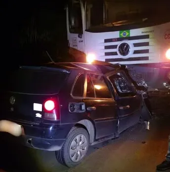 Carro bate de frente com caminhão da coleta lixo de Teresina e deixa dois mortos na BR-343.