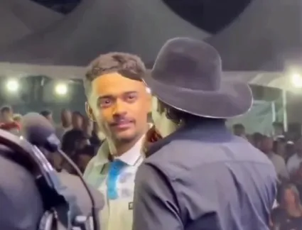  Durante show de Natanzinho Lima em Alegrete do Piauí, homem sobe ao palco e ameaça da murro no cantor. 