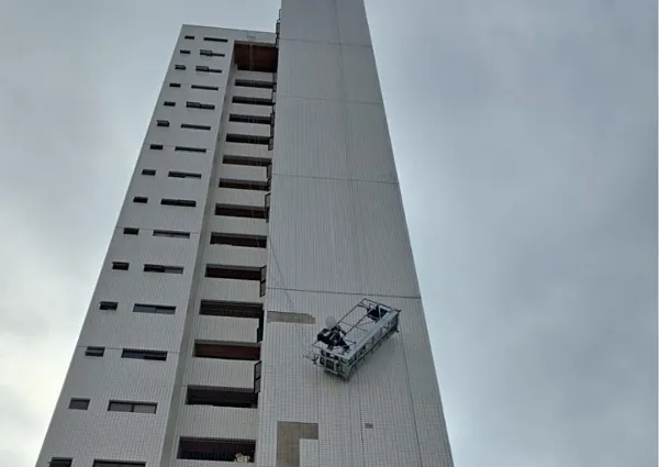Em Teresina, Corpo de Bombeiros é acionado para resgatar operário do alto de um prédio.
