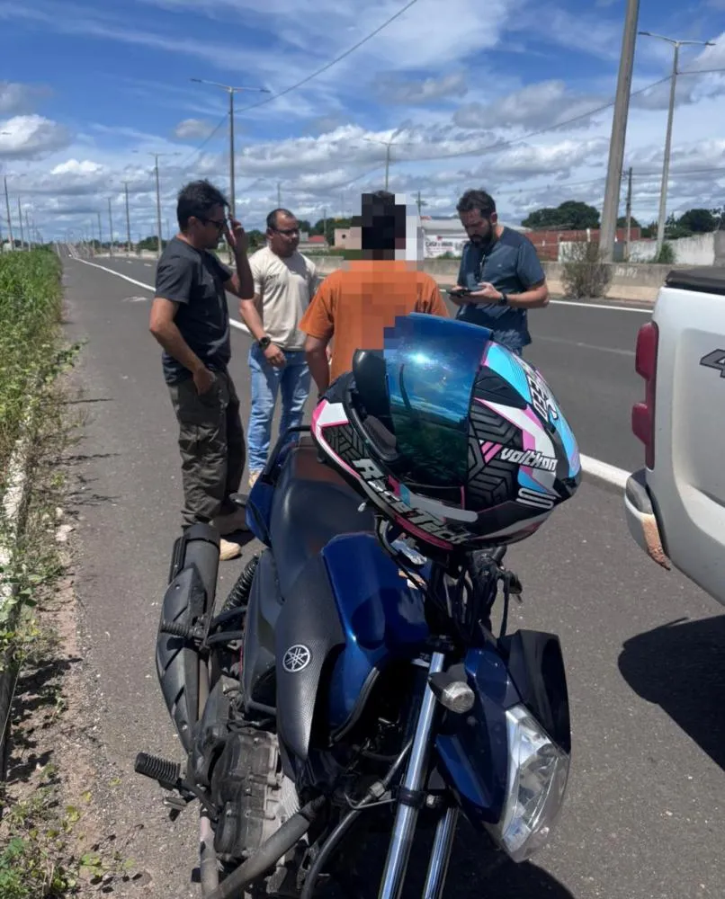 Jovem é conduzido após direção perigosa e posse de celular com restrição de roubo na zona sul de Teresina.