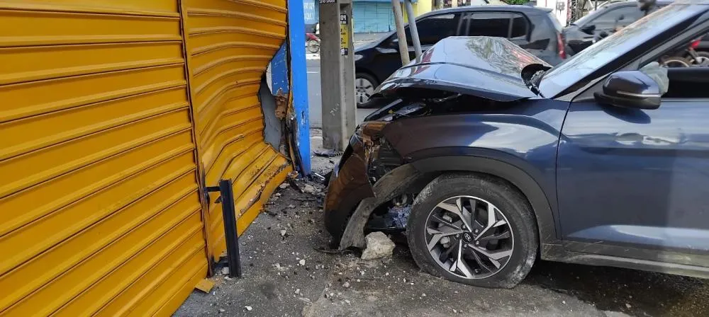 Mulher idosa perde controle do veículo e colide com frente de loja na Av. Miguel Rosa, em Teresina.