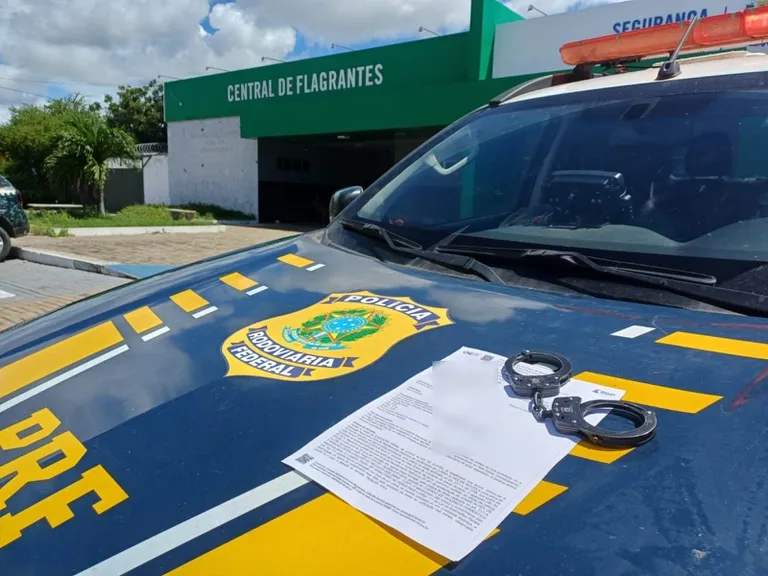 PRF prende foragido da Justiça com dois mandados de prisão em aberto na BR-402 (PI).