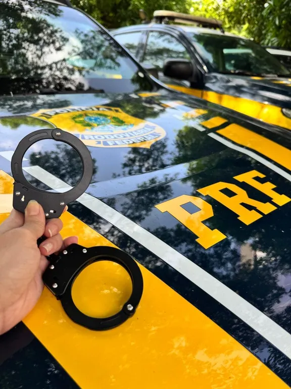 PRF cumpre mandado de prisão durante fiscalização na BR-316 em Picos.