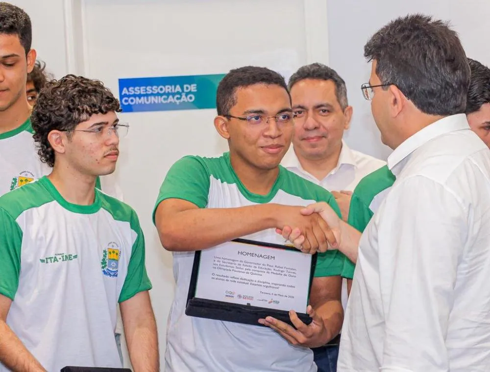 Estudantes da rede estadual que conquistaram medalhas em olimpíadas do conhecimento, foram homenageados pelo Governador Rafael Fonteles.