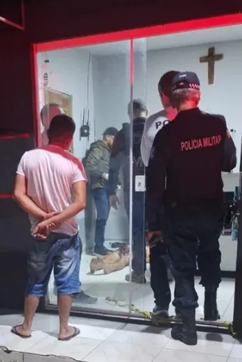 Dois assassinos encapuzados matam jovem dentro de loja em Parnaíba.