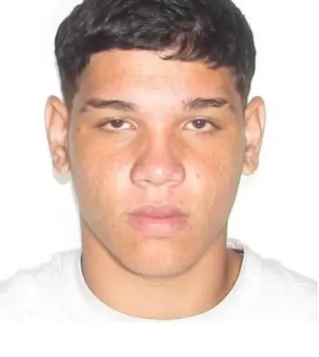 Jovem de 19 anos é alvejado com 11 tiros na porta de residência em Teresina.