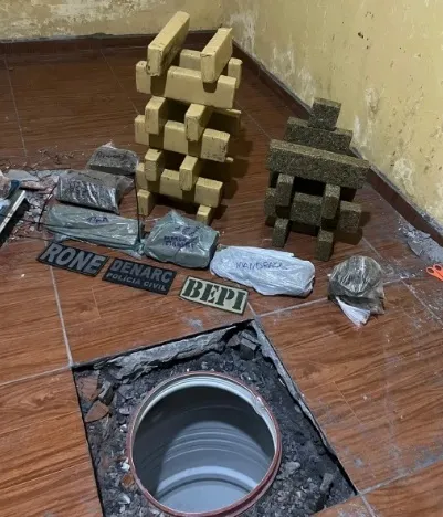 Em Teresina, polícia encontra soterradas dentro de residência cerca de 20 kg de drogas.