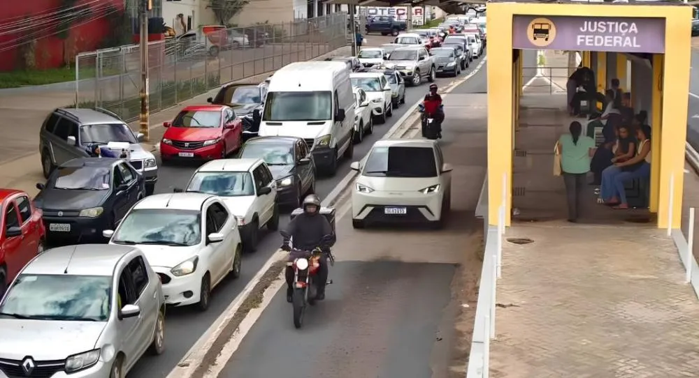 Prefeitura de Teresina inicia recadastramento de motoristas de aplicativo para uso das faixas exclusivas de ônibus.