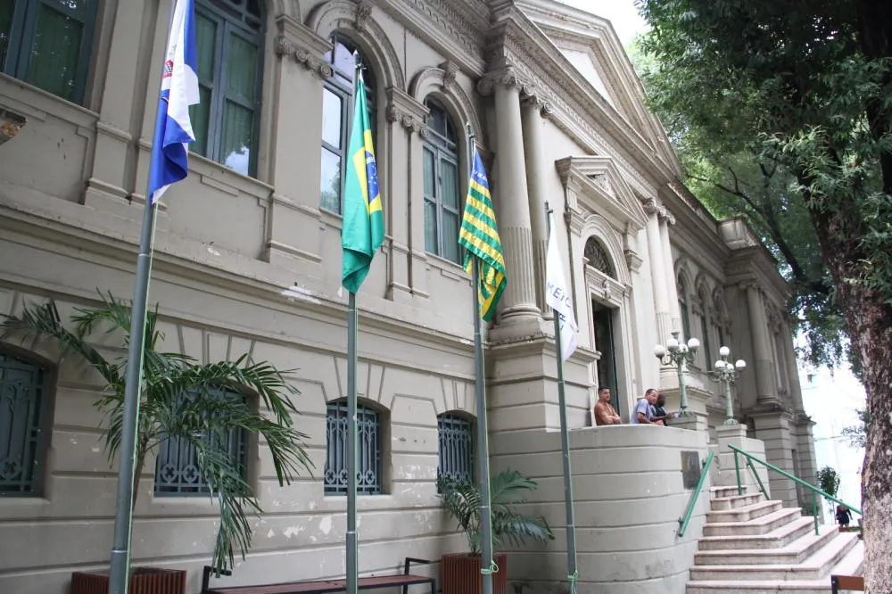 Prefeitura de Teresina sanciona duas leis complementares que garantem reajuste salarial de 5,35% aos servidores públicos municipais de Teresina e alteram as regras de pagamento do 13º salário.