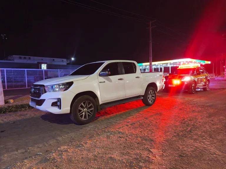 Hilux com sinais de adulteração é apreendida pela PRF durante fiscalização na BR-316