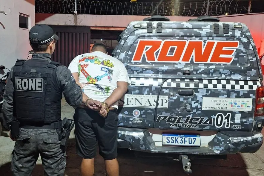 Após desacato e desobediência em abordagem policial, casal é conduzido à Central de Flagrantes.
