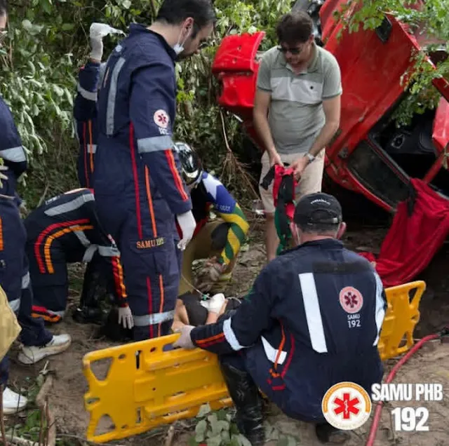Caminhão tomba na BR-402 em Luís correia, motorista morre e mulher fica ferida.