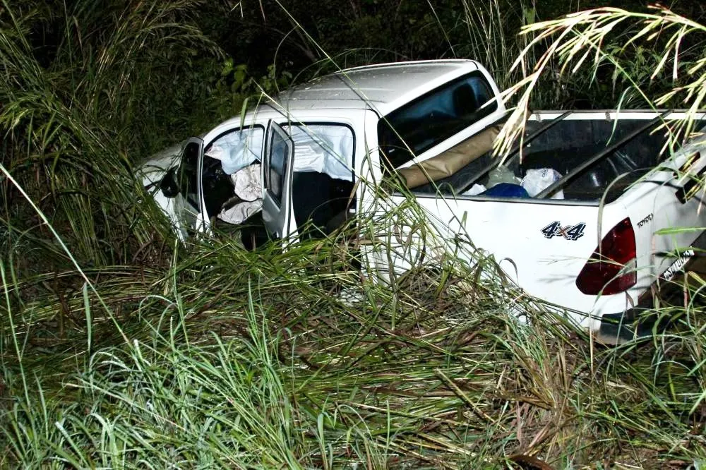 Na PI-236, Mãe e filha morrem e homem fica ferido após colisão entre moto e caminhonete.