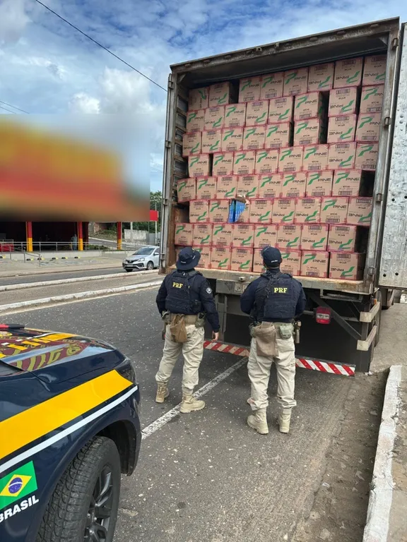 PRF apreende mais de meio milhão de maços de cigarros contrabandeados em Teresina.