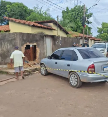 Na cidade de Altos, mulher sem CNH invade preferencial e prensa ciclista contra muro.