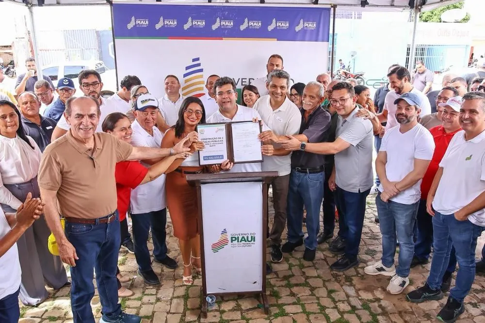 Governador inaugura asfaltamento, autoriza construção de praças e obras de abastecimento em Olho d’Água do Piauí.