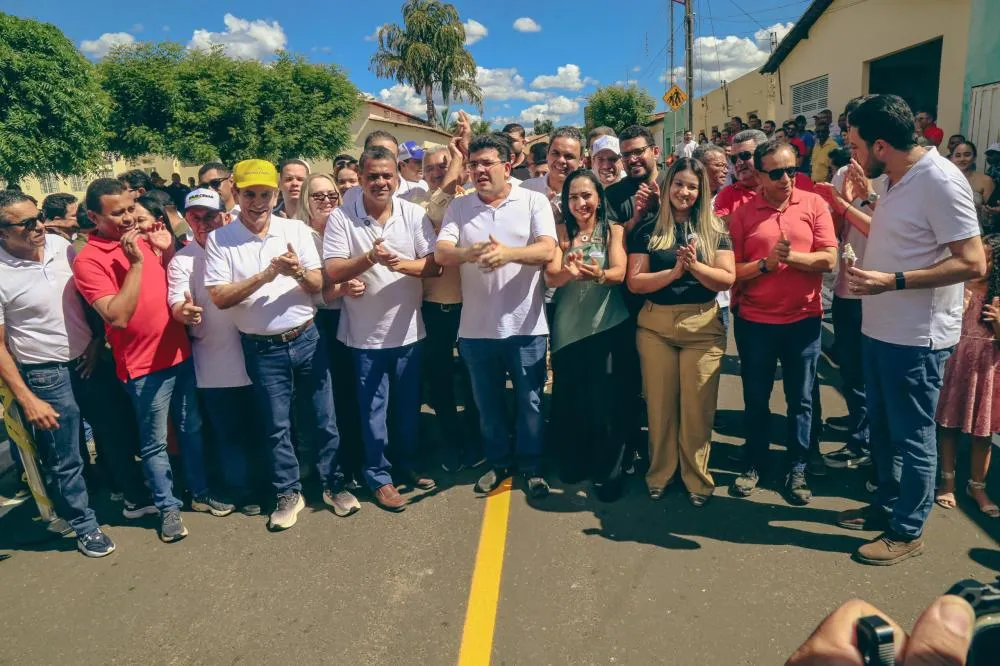 Governo do Piauí pavimenta mais de 10 ruas de Brejo do Piauí com asfalto e entrega kit de mobília para creche.