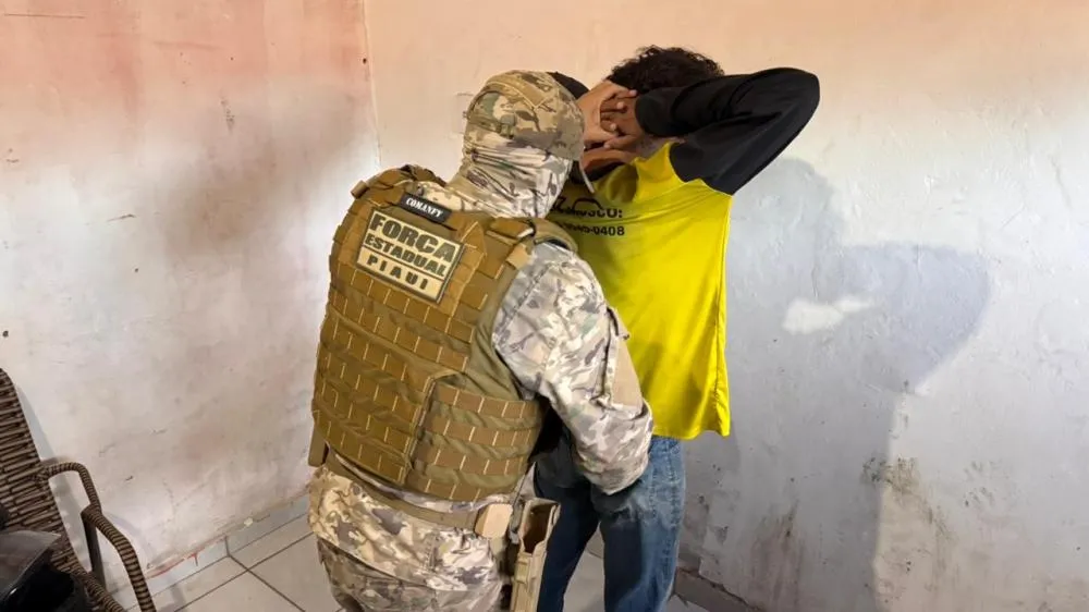 Polícia cumpre mandados contra investigados por pichações em casas, prédios públicos e monumentos históricos de Parnaíba.