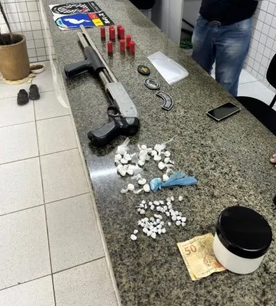 Polícia apreende arma calibre .12 e drogas em casa abandonada na cidade de Ilha Grande.