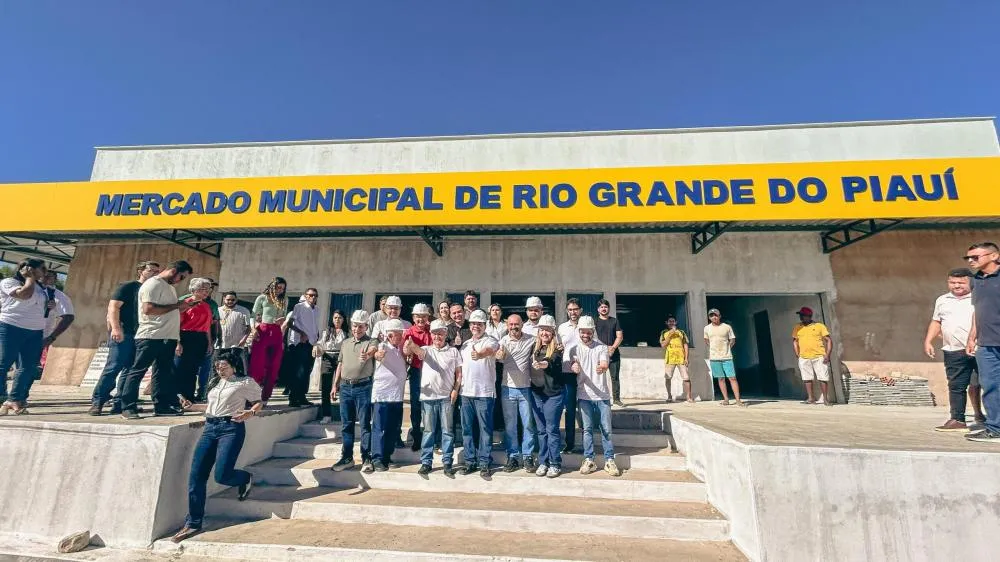 Governador Rafael Fonteles acompanha obras de reconstrução do mercado público e de praça no município de Rio Grande do Piauí.