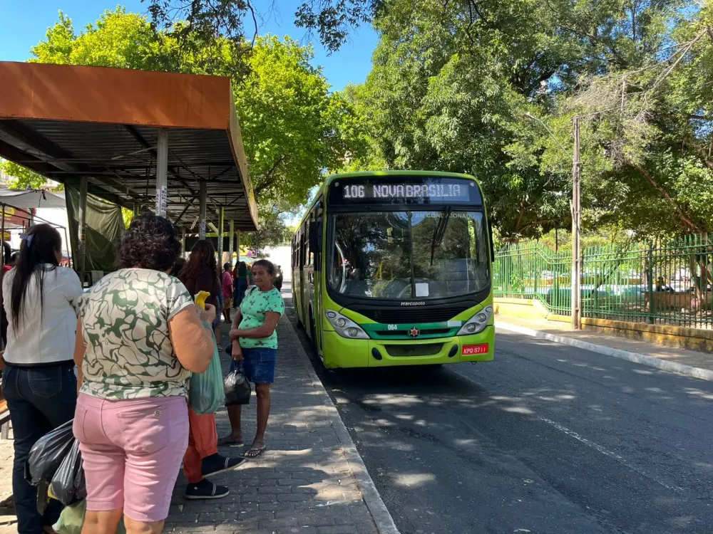 Motoristas e cobradores do transporte público de Teresina fizeram uma paralisação, na manhã desta segunda-feira (18).