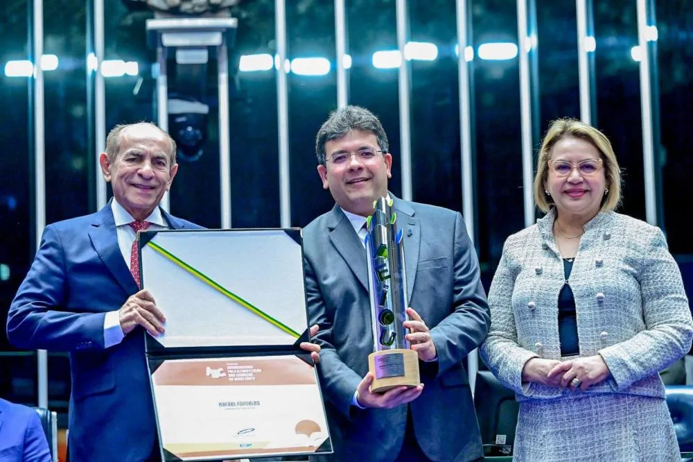 Rafael Fonteles recebe comenda do Senado por avanço do Piauí na alfabetização na idade certa.