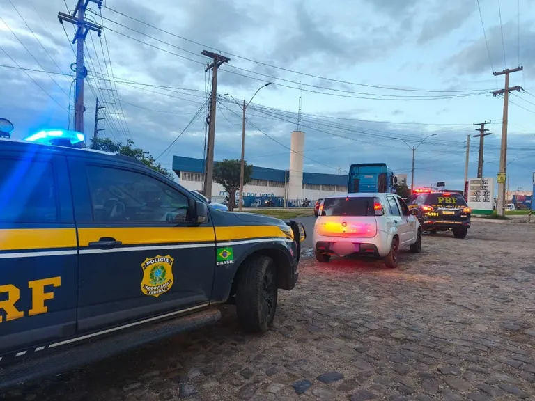PRF recupera veículo com registro de apropriação indébita e conduz motorista à Central de Flagrantes em Teresina (PI).