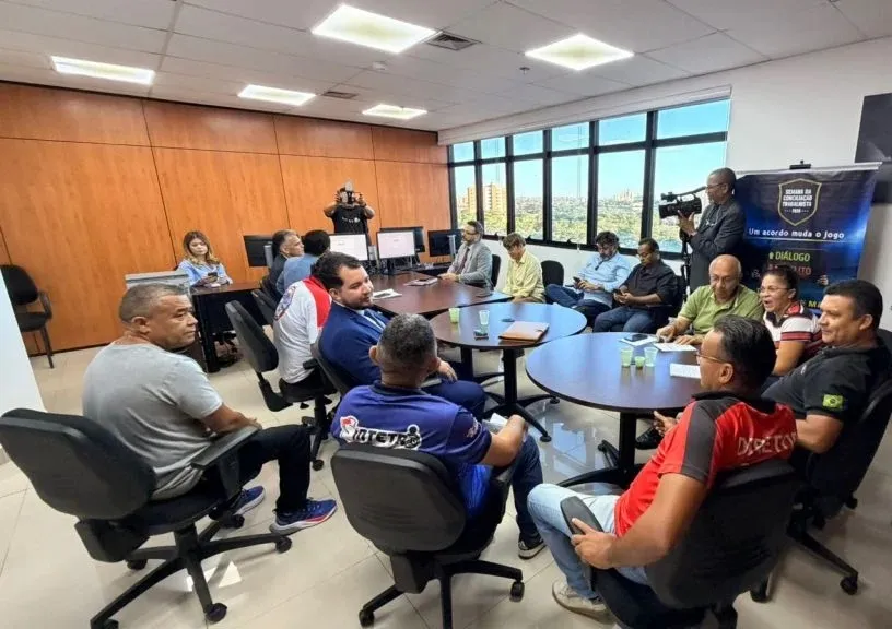 Após audiência de conciliação motoristas e cobradores de ônibus suspendem paralisação em Teresina.