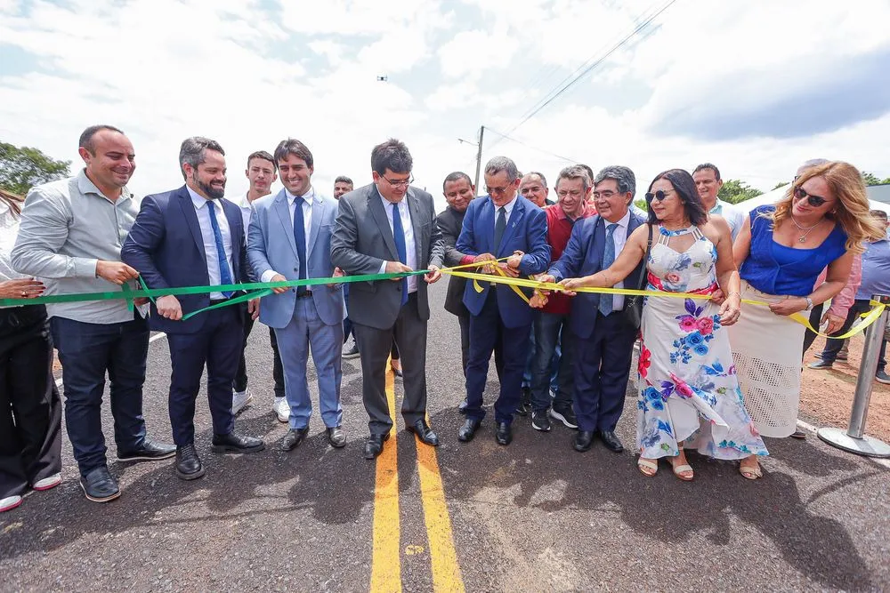 Governo do Estado executa 46 obras em Piracuruca com investimentos em rodovia, mobilidade e estradas vicinais.