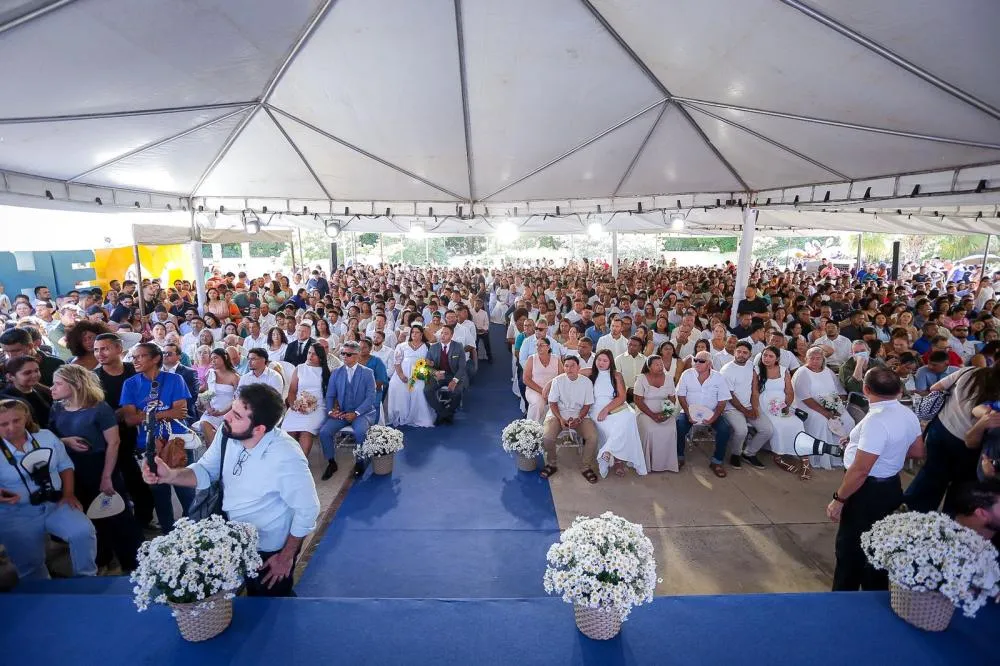 Em Teresina, mais de 180 casais oficializam união em casamento comunitário.