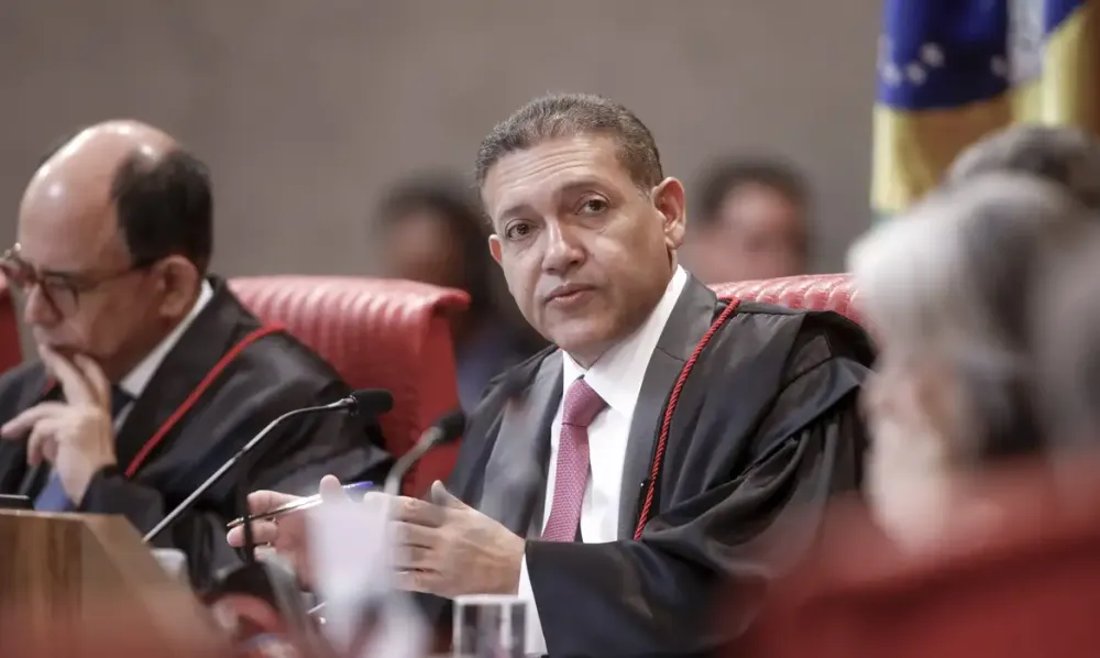 Ministro piauiense Nunes Marques do STF pede parecer da PGR sobre revisão da condenação de Bolsonaro.