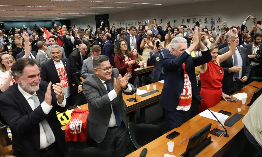 A Câmara dos Deputados Federais aprovou nesta quarta-feira (27), por 34 votos favoráveis e quatro contrários o relatório da PEC que acaba com escala 6X1.