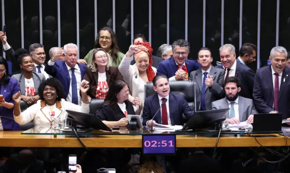 Câmara aprova, em dois turnos, PEC pelo fim da escala 6x1.