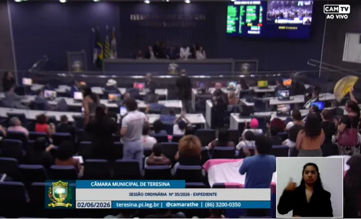 Vereadora chama manifestantes trans de 'cosplay de Erika Hilton' e causa tumulto em sessão na Câmara Municipal de Teresina.